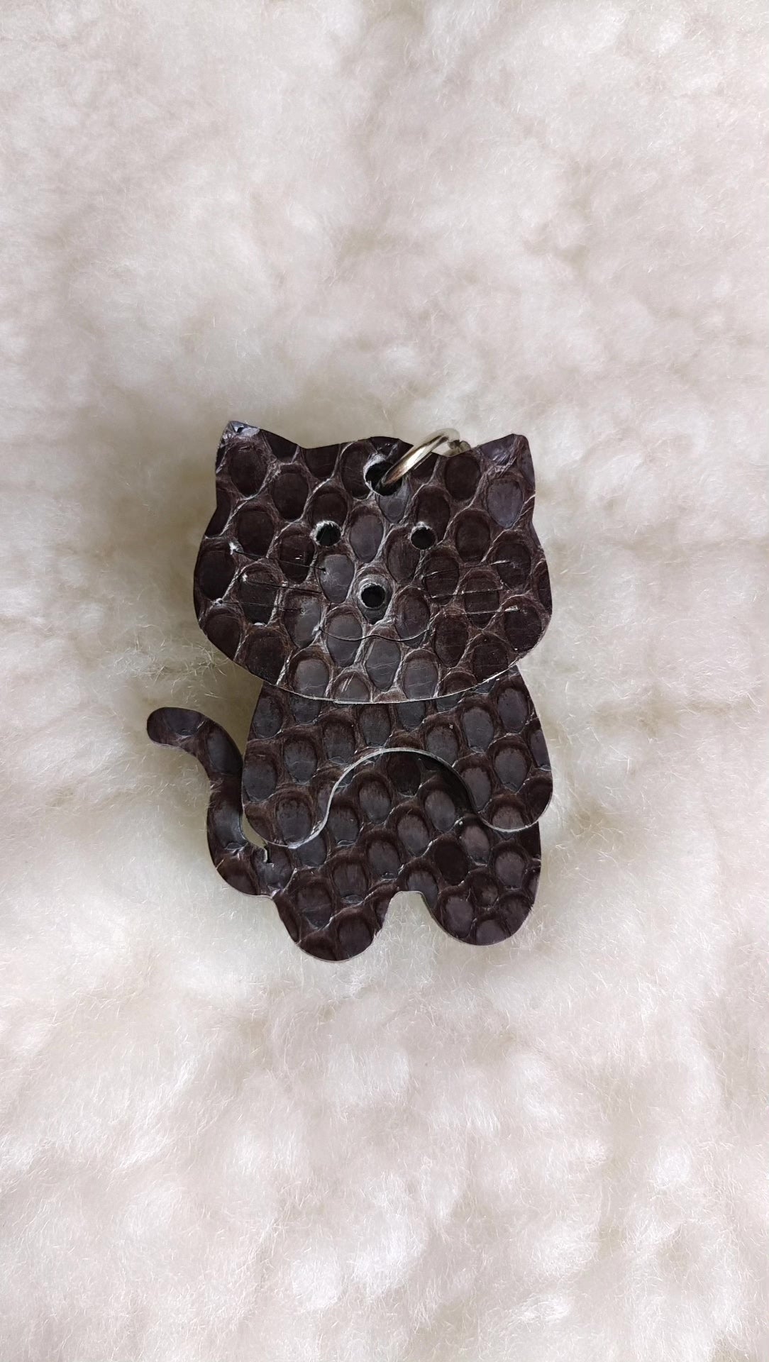 Chaveiro de Gato em Couro com Escamas de Dragão Azul Cinzento