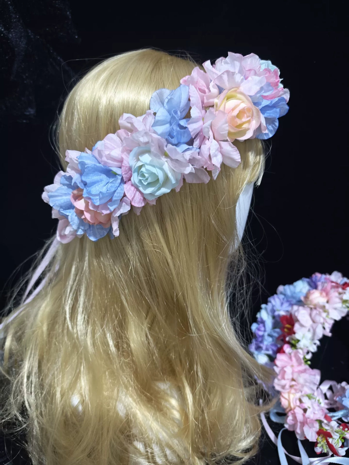 Handgakte Poederblauwe Bloemenkrans met Satijnlint