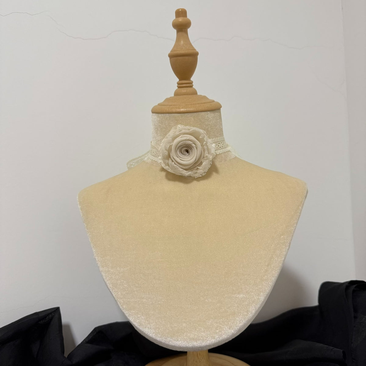 Colier Choker Rose en Dentelle Crème