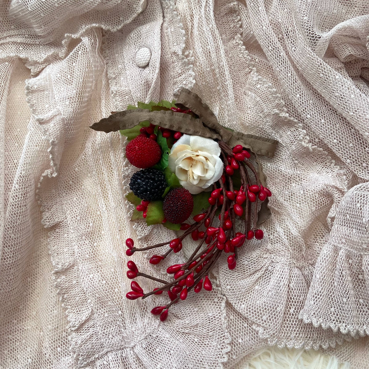 Handgefertigter Vintage-Haarclip mit roten Beeren