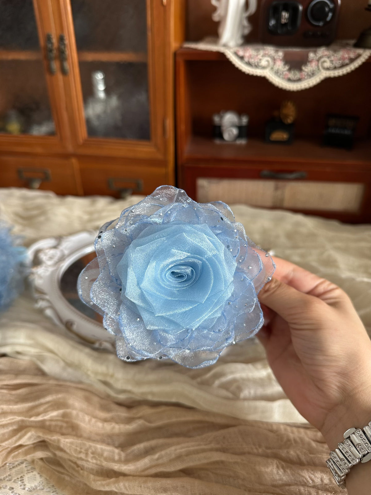 Handgefertigtes Haaraccessoire Stoffrose Himmelblau