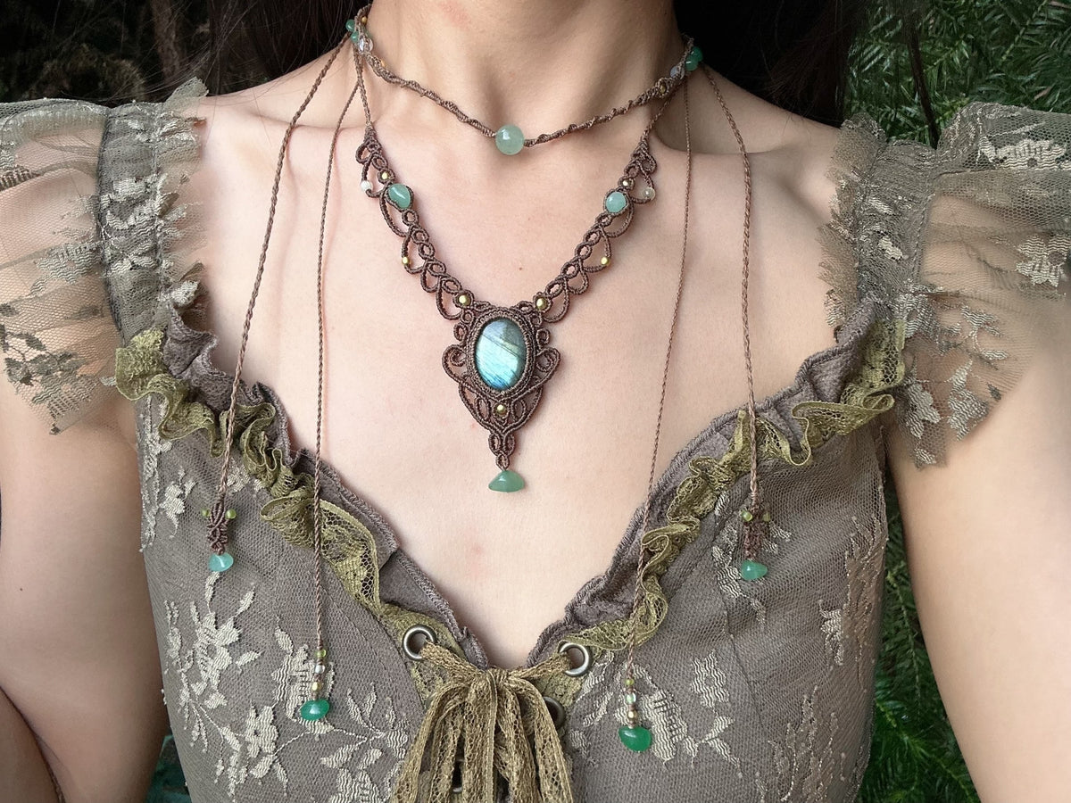 Collar de micro macramé anudado a mano con piedras