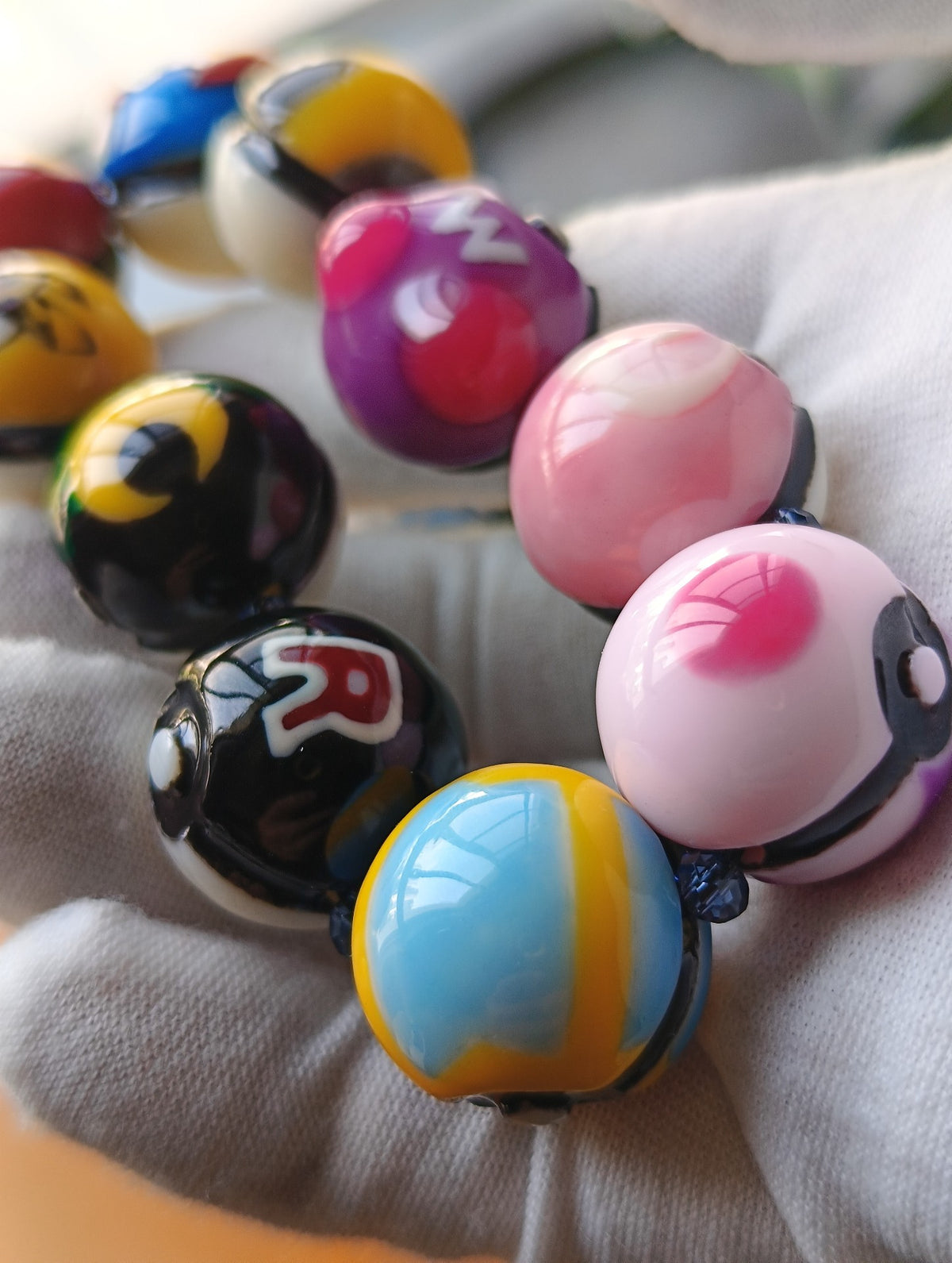 Braccialiale con perle in resina Pokémon Poké Ball