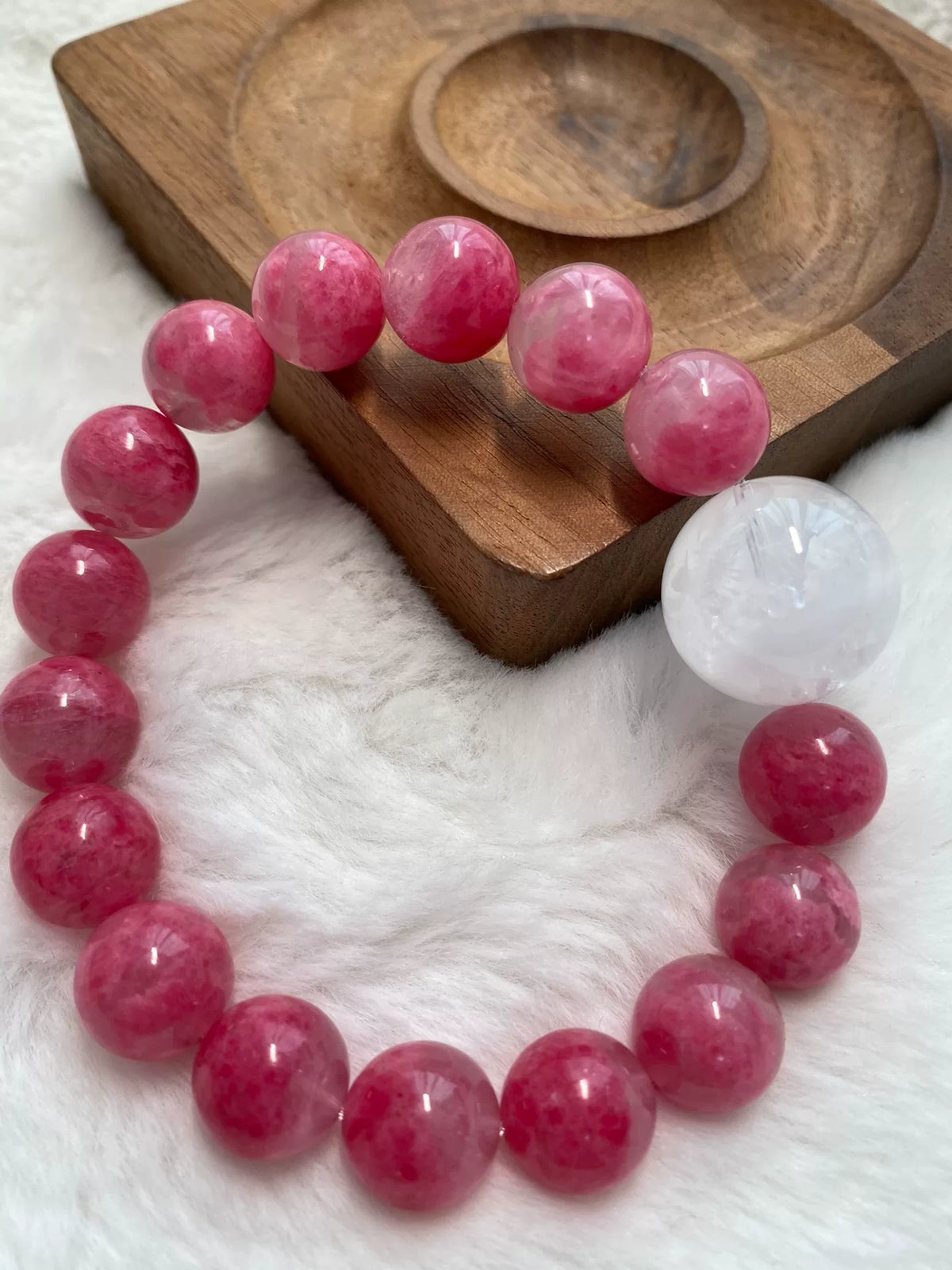 Armband med rhodonit och vit phantomkvarts