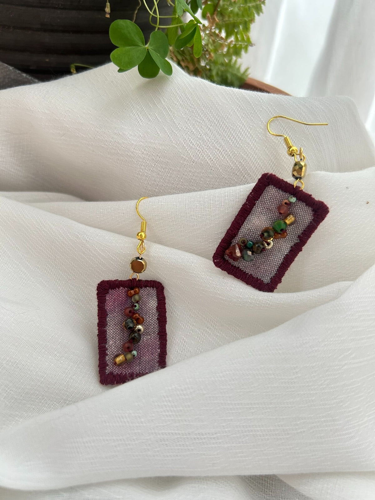 Boucles d'oreilles pendantes en tissu fait main, résille bordeaux