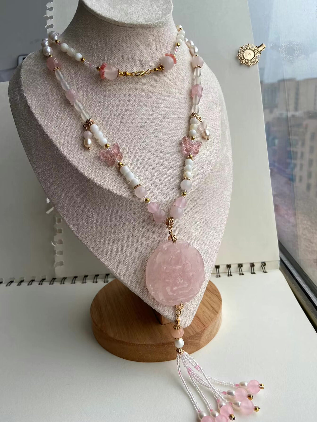 Collar largo hanfu de cristal rosa