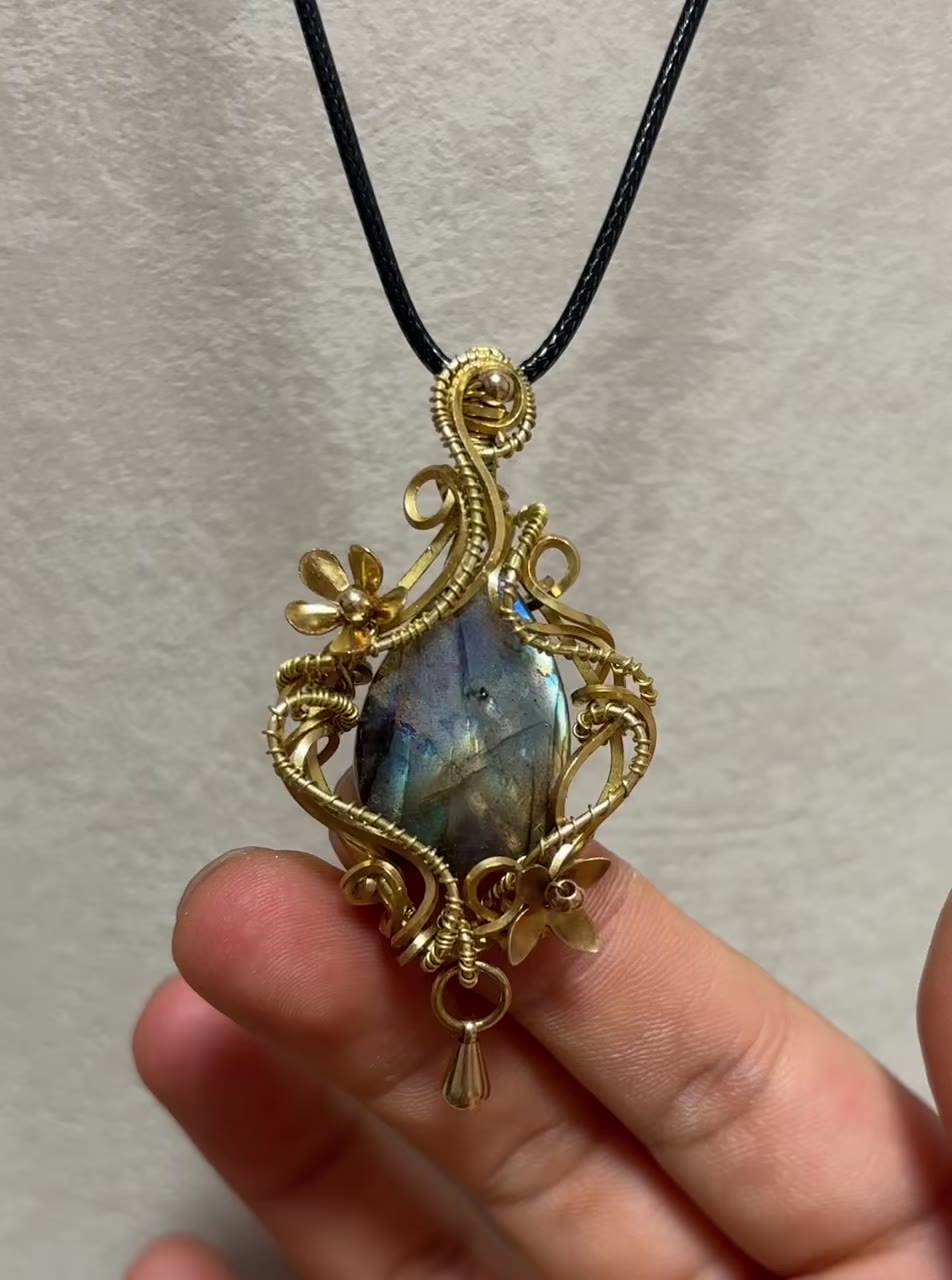 Handmade Labradorite Brass Wire Necklace