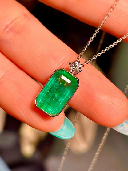 Pt950 Platinum Bezel-Set Emerald Pendant with Diamond