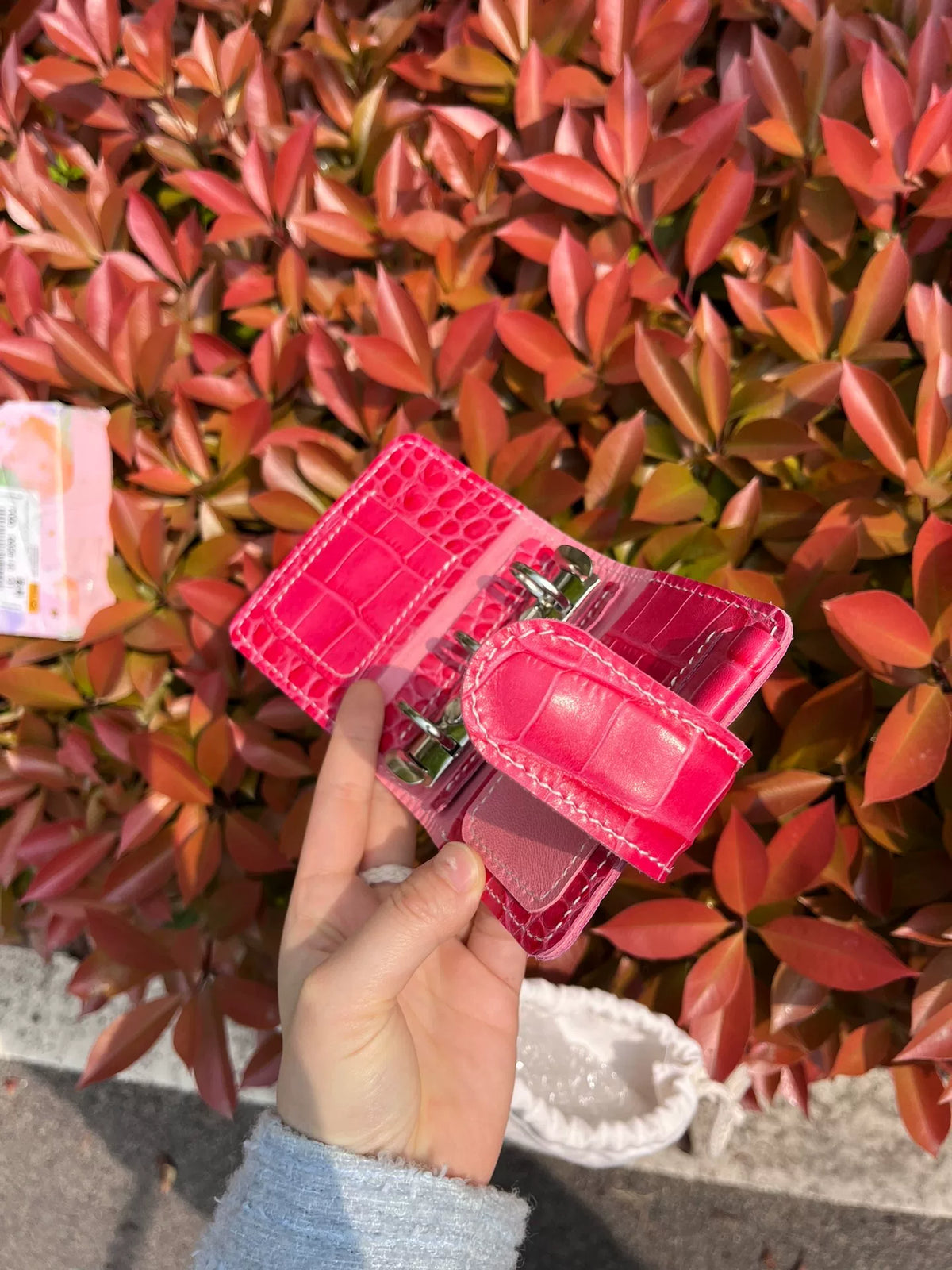 Capa de Agenda em Couro com Relevo Crocodilo Rosa Choque