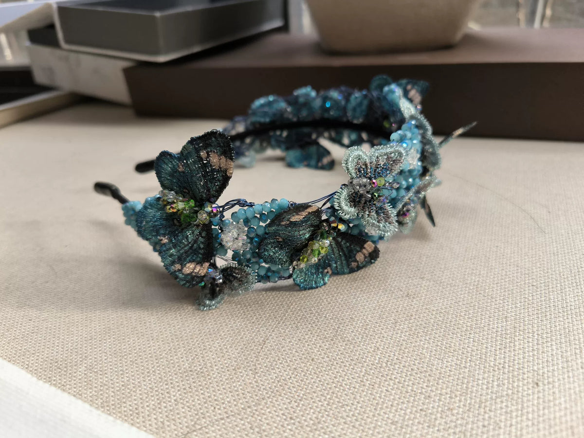 Brede haarband met gebuurde blauwe vlinders