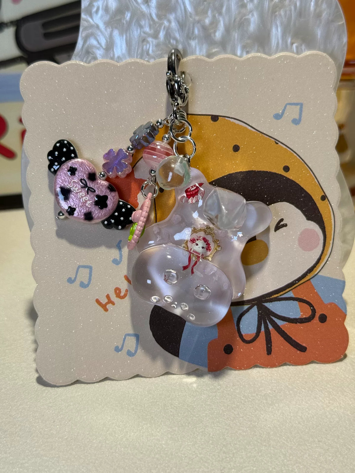Porte-clés chat en résine et perles pastel