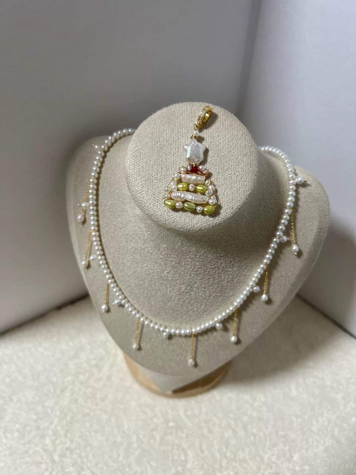Collier aux perles d'eau douce et frange dorée