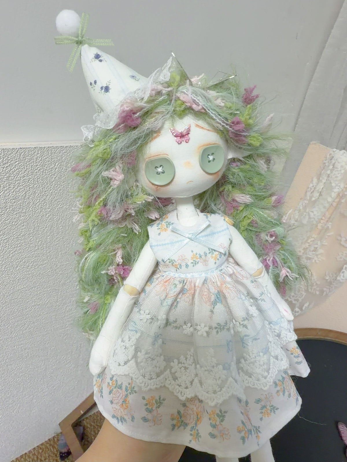 Boneca de Pano Feita à Mão com Botões Verdes