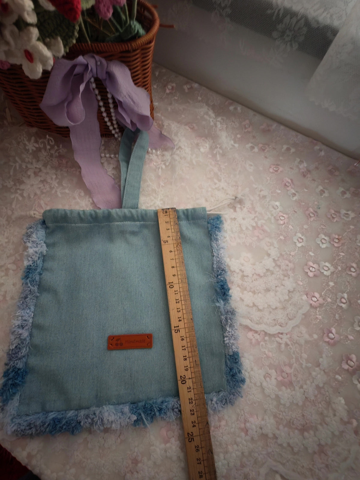 Blauw denim trektasje met gehaakte rand