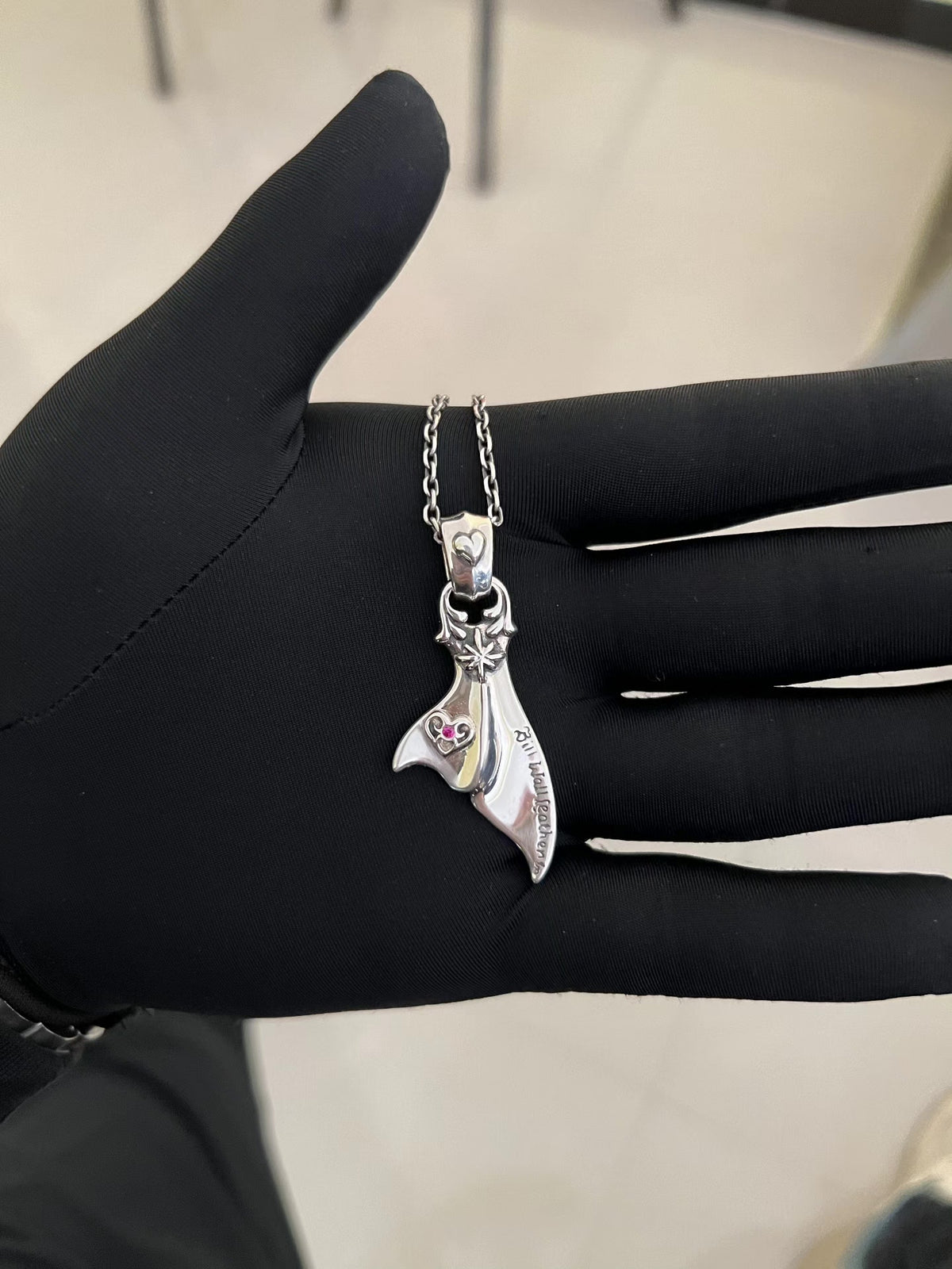 Colgante de cola de ballena en plata 925