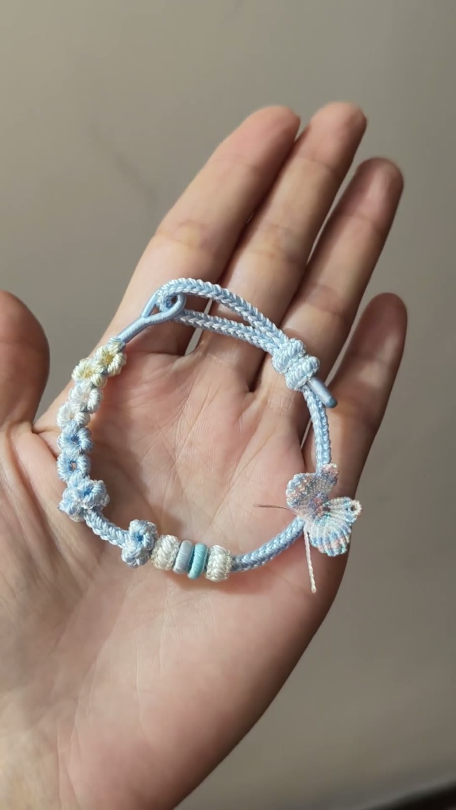 ハンドメイド ブルー＆ホワイトの編み込みレスレット 蝶と花