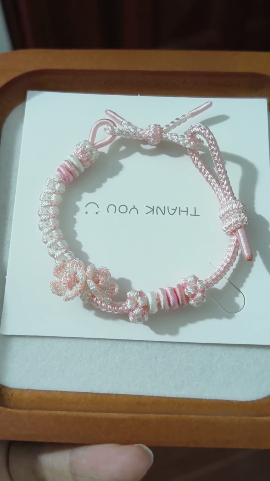 Handgenoopt bloemenarmband met roze-wit verloop