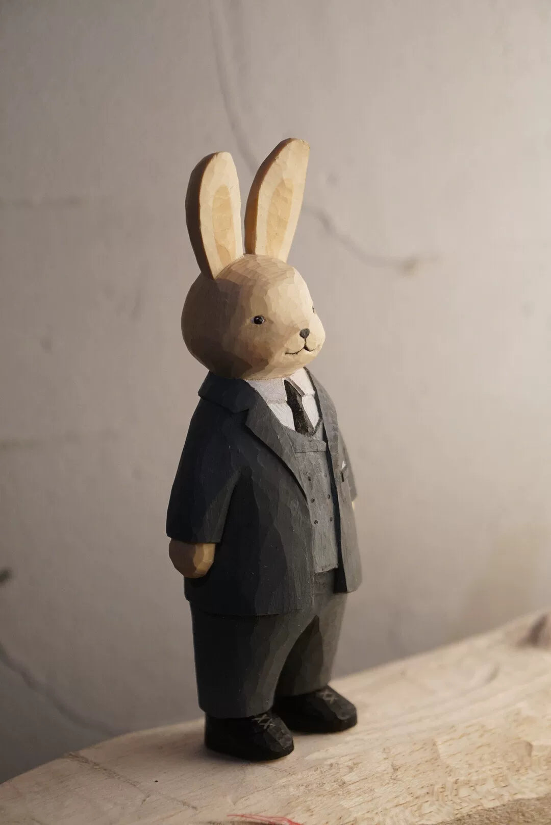 Escultura de Coelho em Madeira com Fato Esculpida à Mão