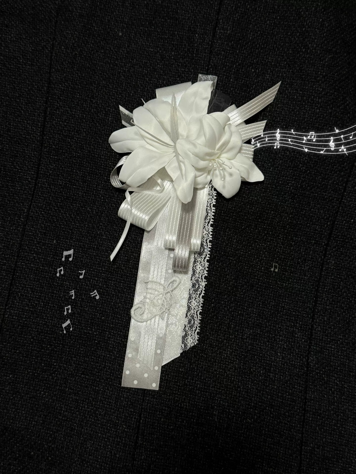 Broche de tela lirio blanco y charm para bolso
