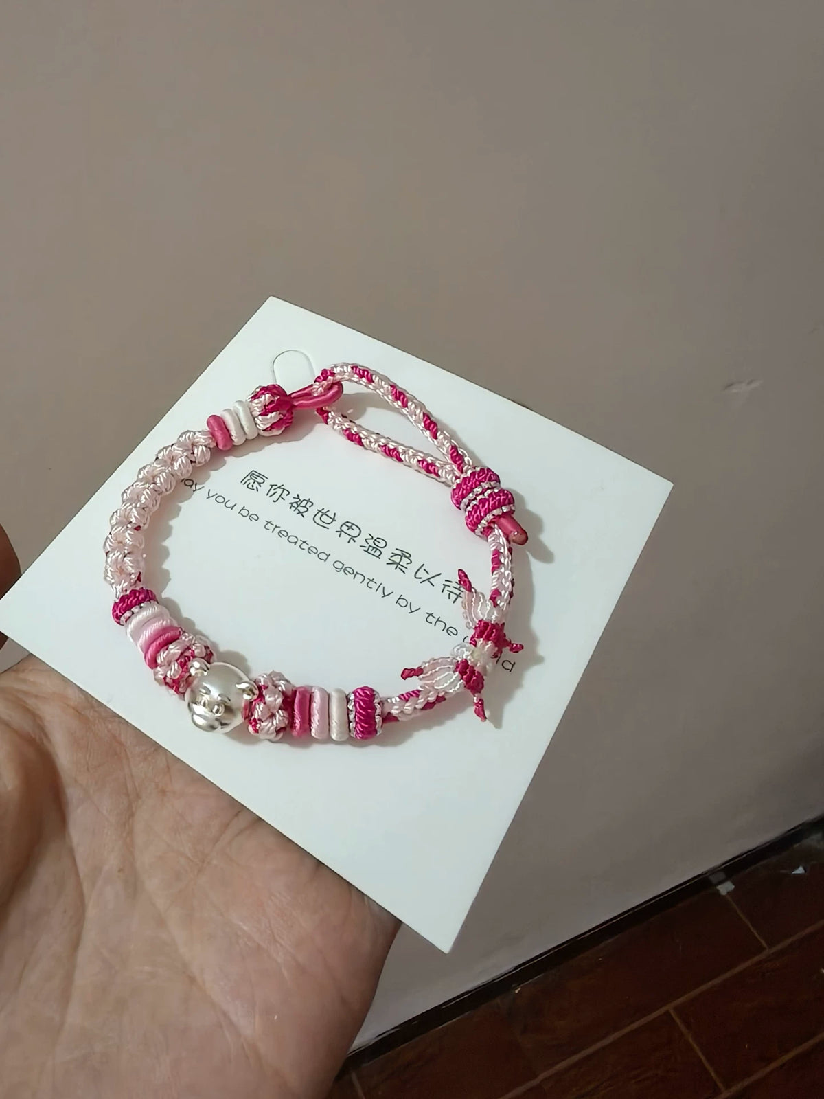 Bracelet en cordon tressé fleurs roses et ours