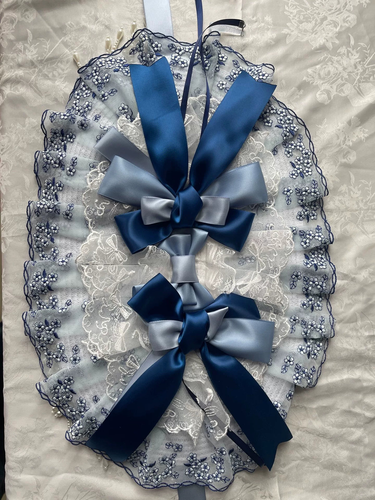 Blau-weiße Lolita-Bonne mit Spitze