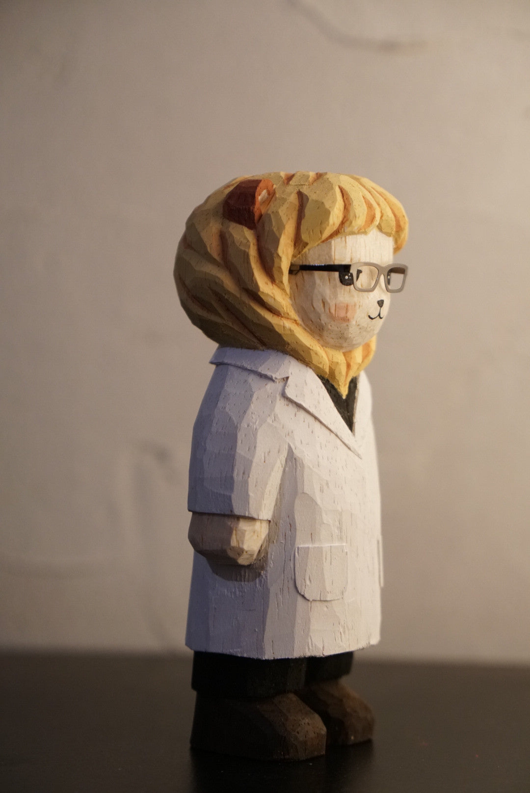 Handgefertigte Holzfigur Löwe als Arzt 11 cm