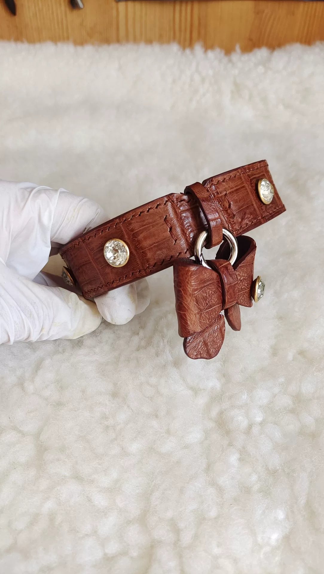 Collar para mascotas hecho a mano en cuero de cocodrilo marrón