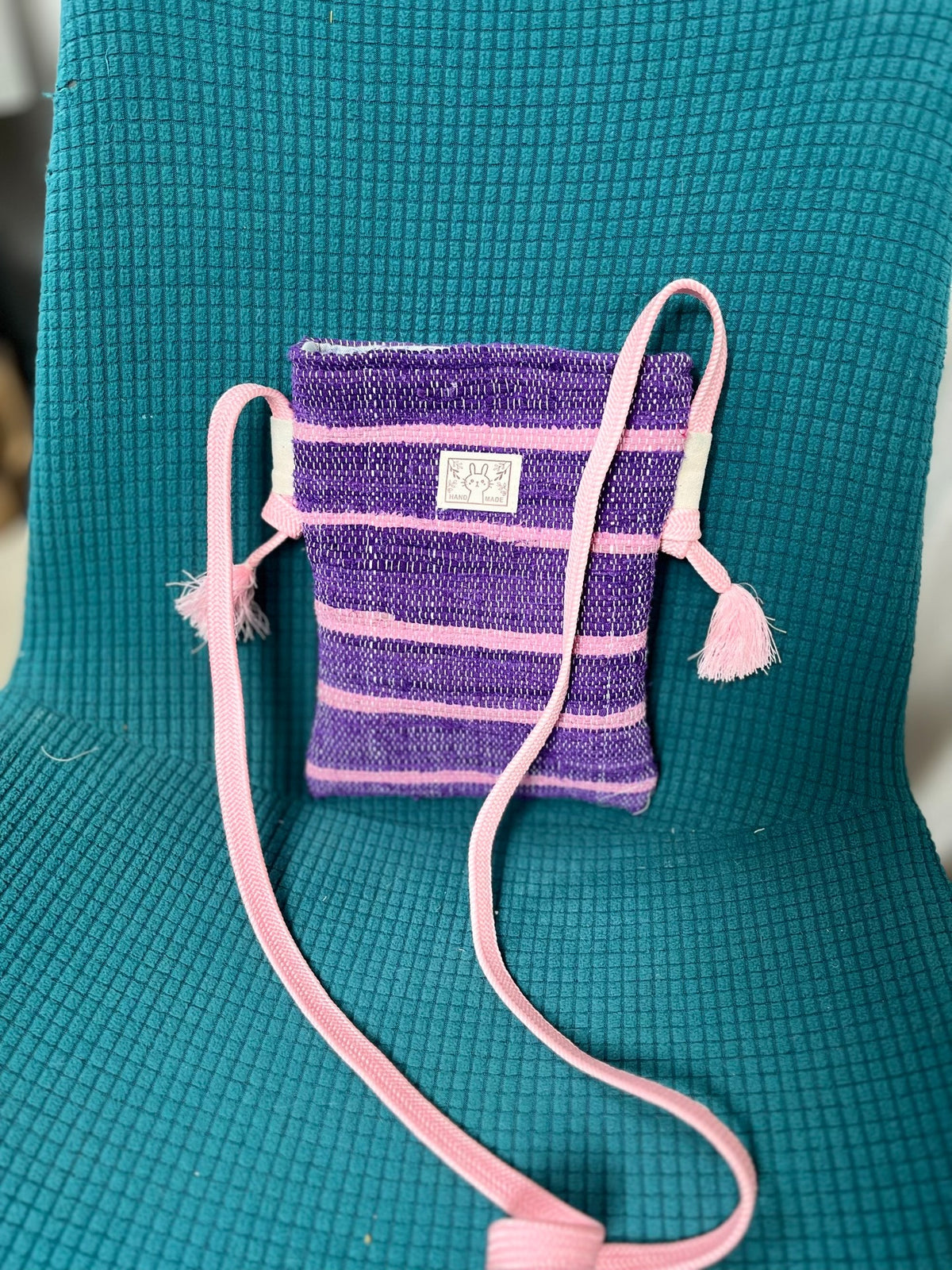 Bolso para Móvil Tejido a Mano en Rosa y Púrpura