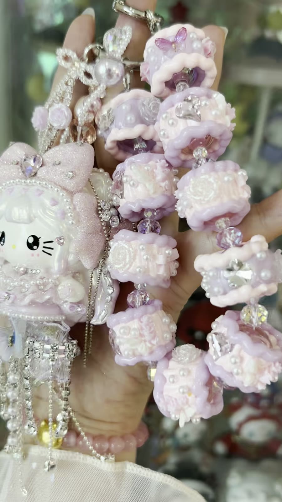 Handgjort pärlhänge med vit katt och rosa rosett