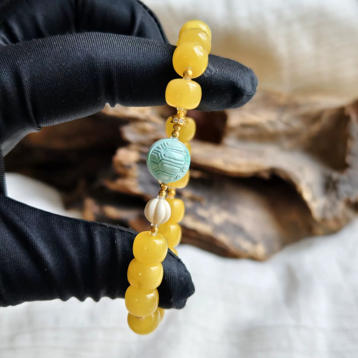 Pulseira de Contas de Âbar com Centro de Tartaruga em Turquesa