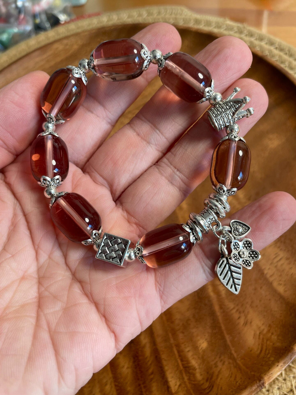 Pulseira de Contas de Vidro Vermelho Granada com Charms Prateados