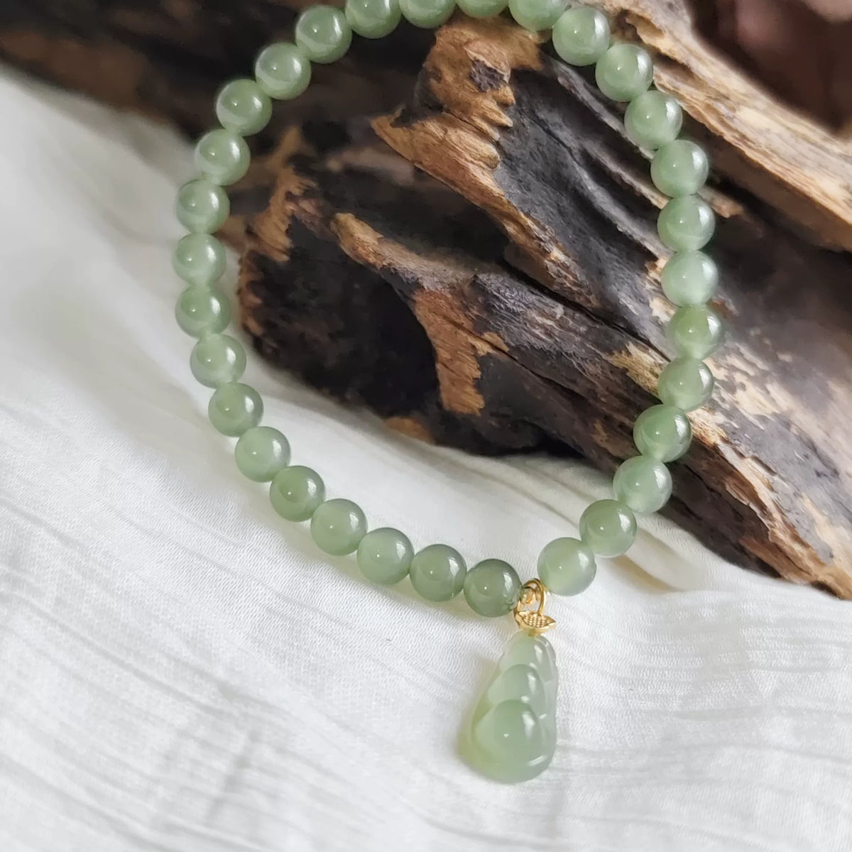 Bracelet de perles jade vert clair avec pendentif amovible