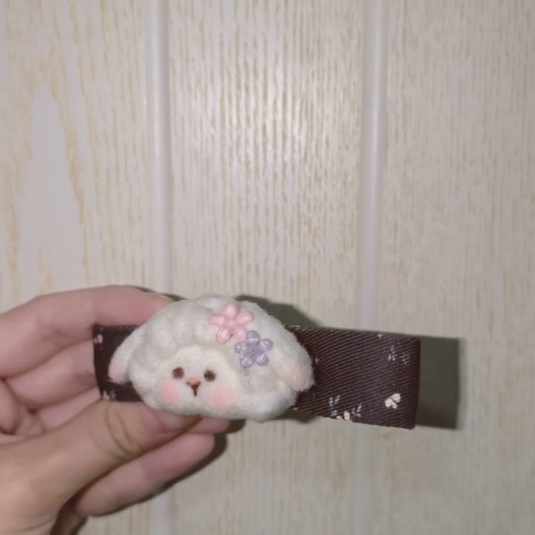 Fermaglio per capelli fatto a mano in feltro di lana a forma di pecora