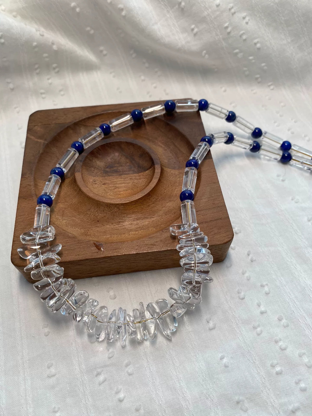 Collier de perles lapis-lazuli et cristal blanc