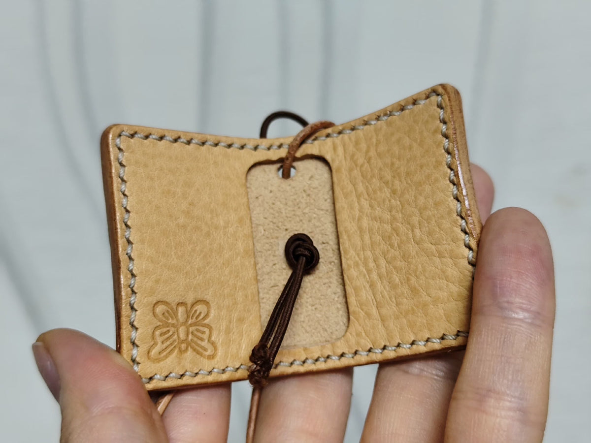 Charm per taccuino in pelle con stampa a farfalla