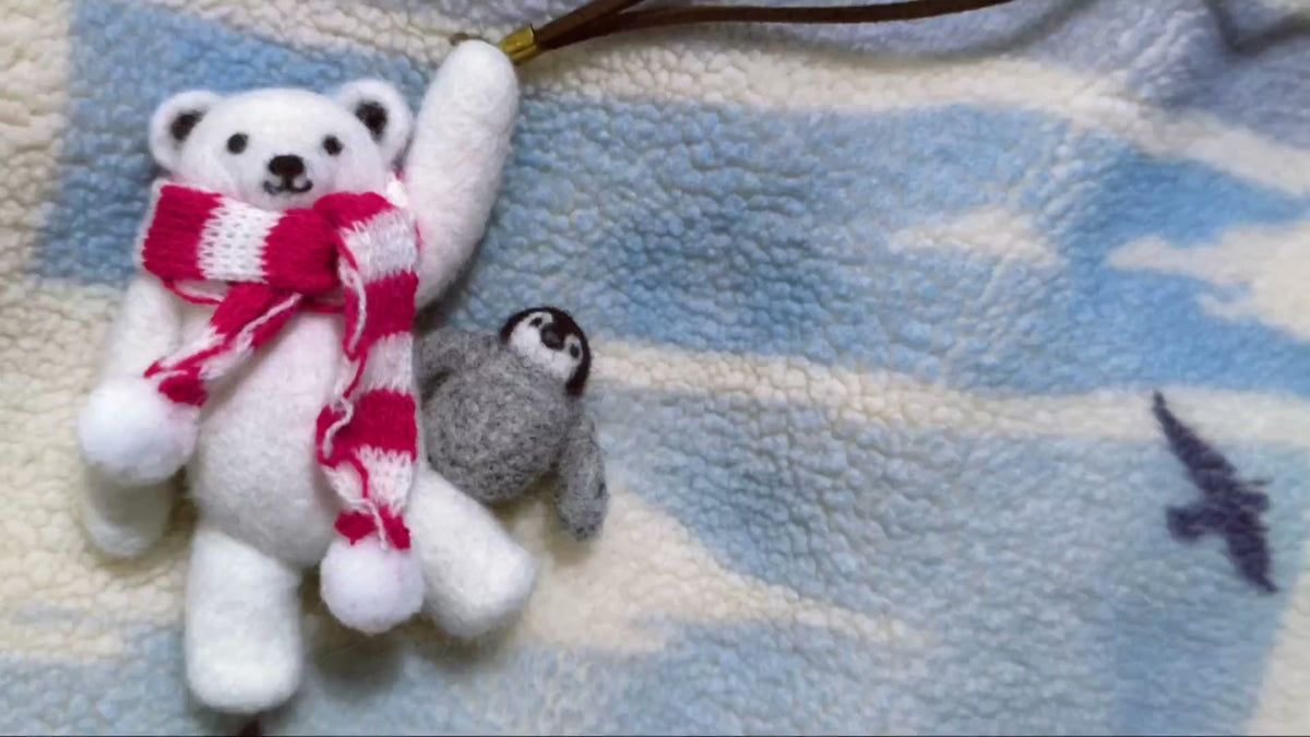 Handgefertigter Anhänger aus Wollfilz mit Eisbär und Pinguin
