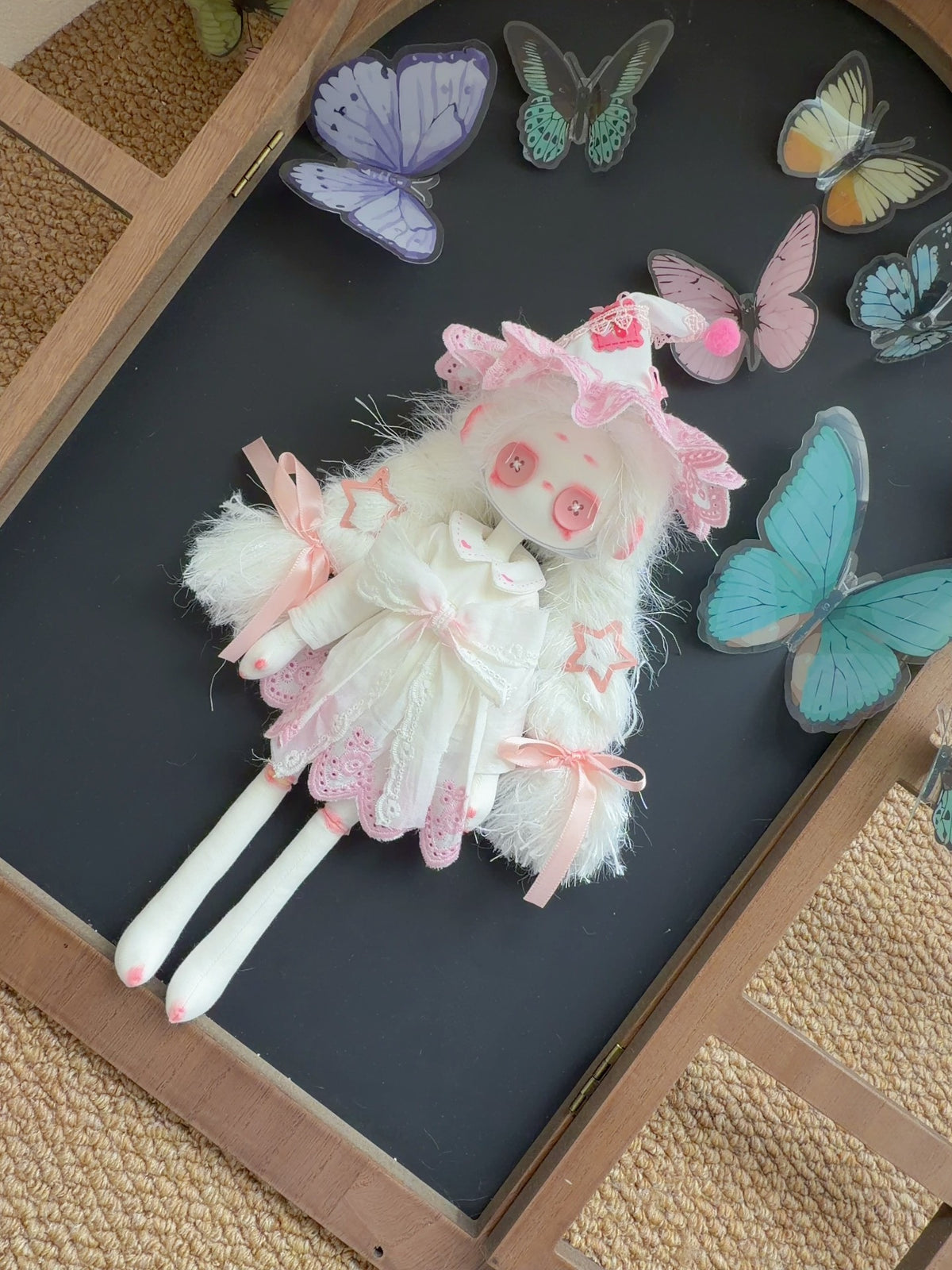 Muñeca hecha a mano con ojos de botón y piel sintética blanca
