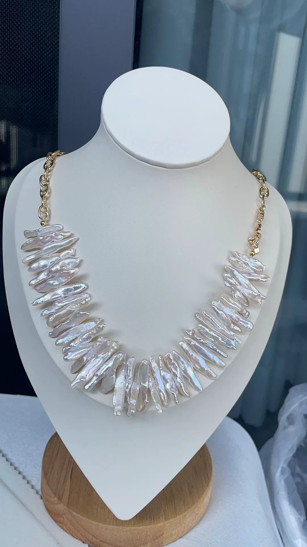 Collana statement con perle barocco d'acqua dolce a forma di V