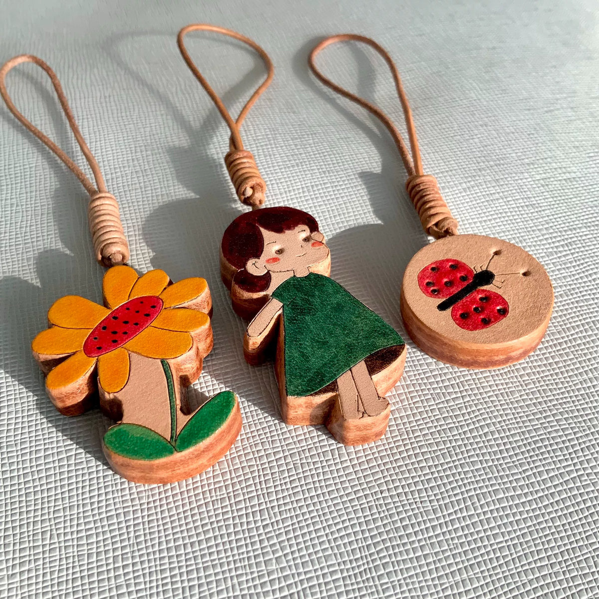 Handgemaakte leren charms meisje, kever en bloem