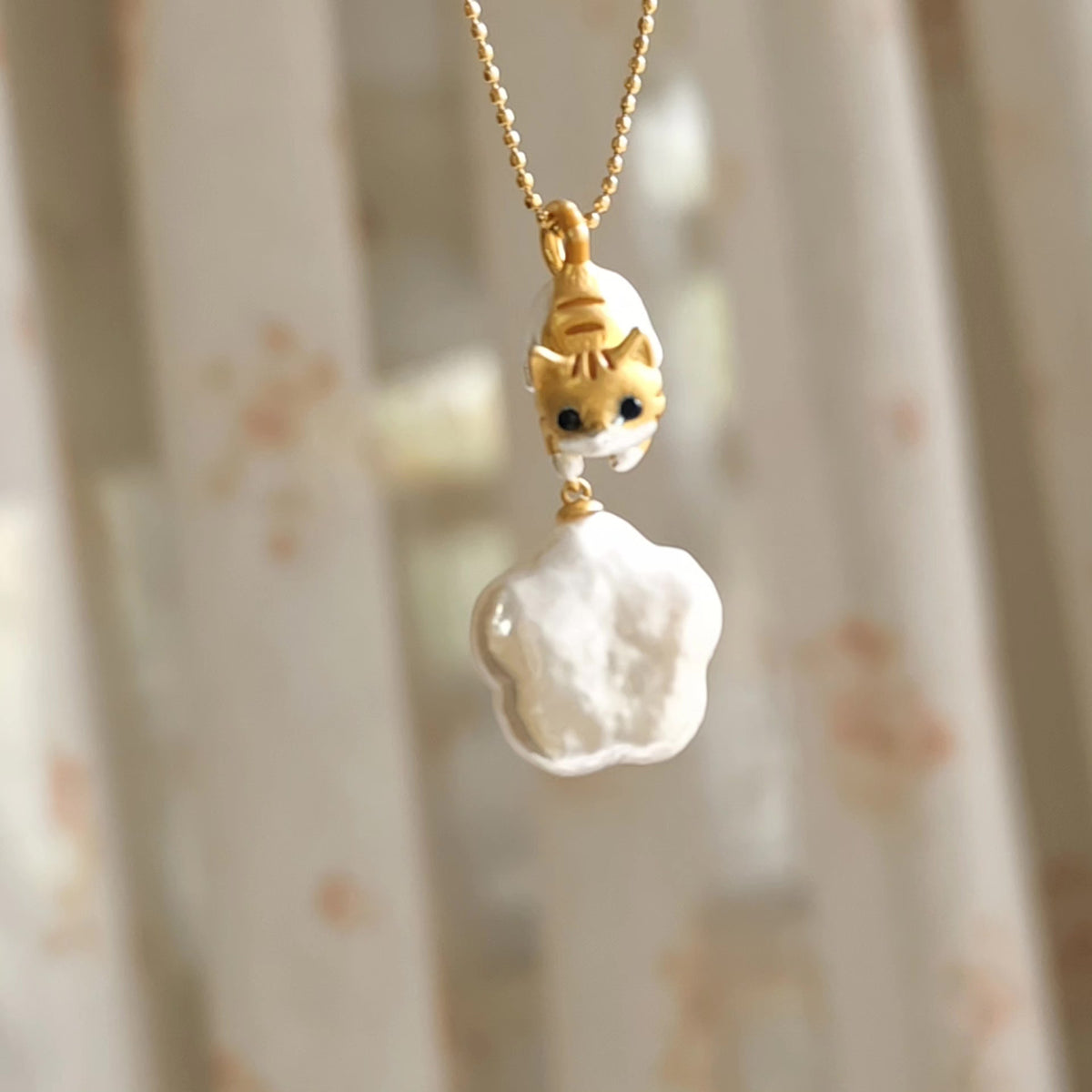 Collier chat avec perle fleur de prunier de 18 mm