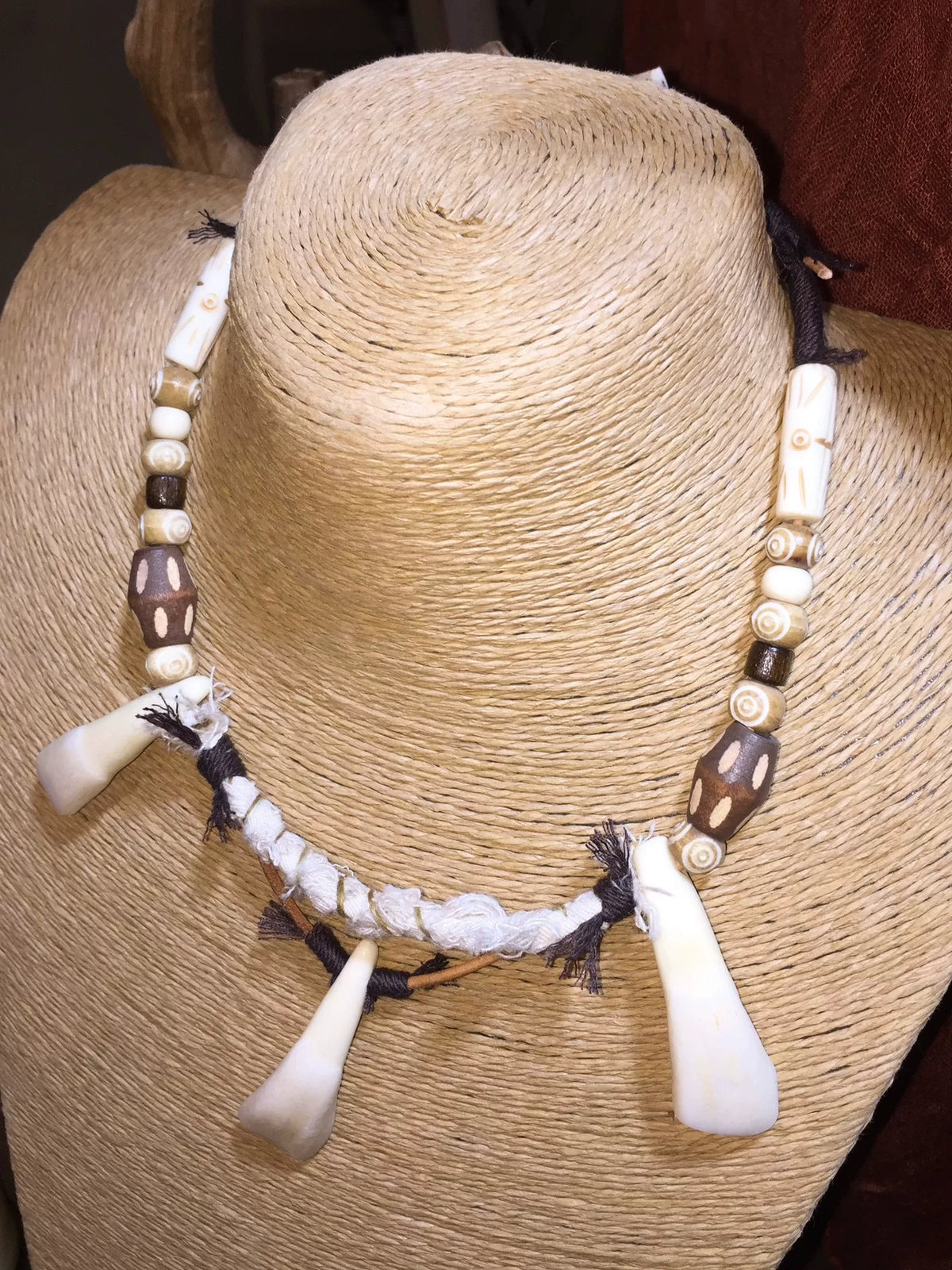 Halsband med nötkorn, ben och pärlor i tribal stil