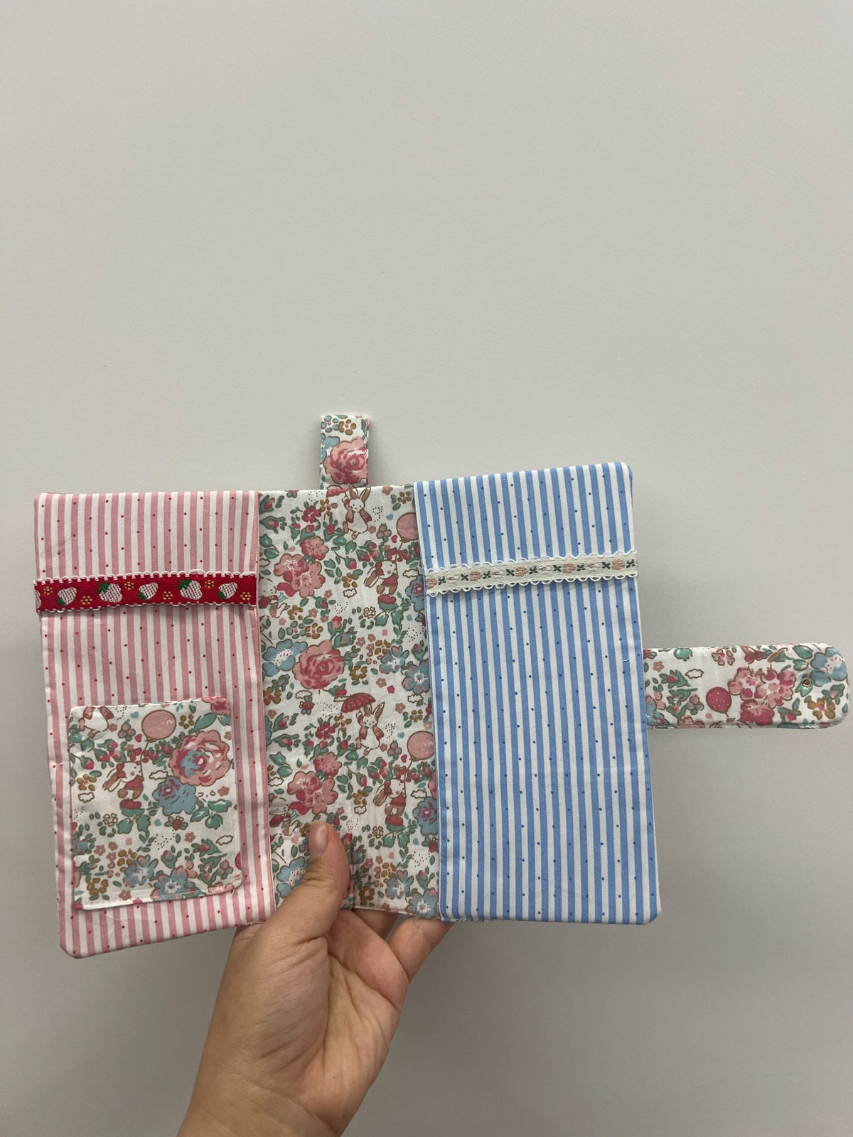 Funda de tela para libreta A6 con patchwork de conejos y fresas