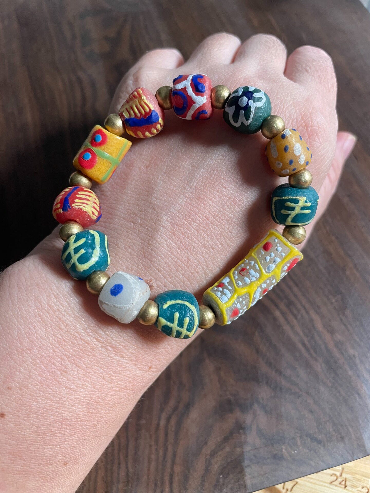 Handbemaltes Armband mit afrikanischen Handelsperlen