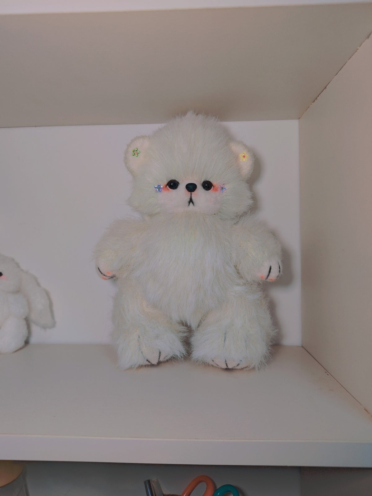 星のアクセントが印象的なハンドメイドのホワイトクマのぬいぐるみ