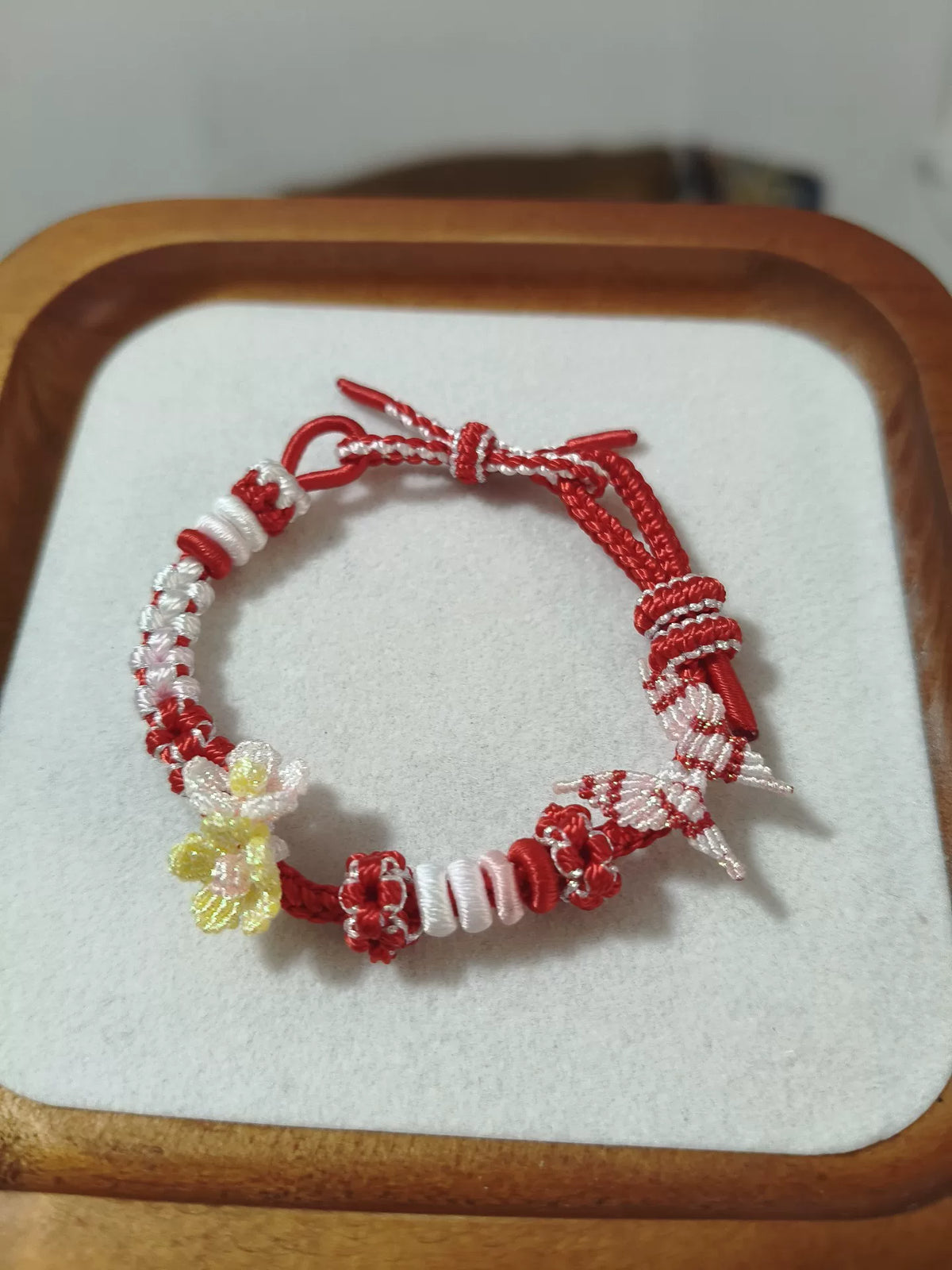 Handgeweven rood-wit koordarmband floral
