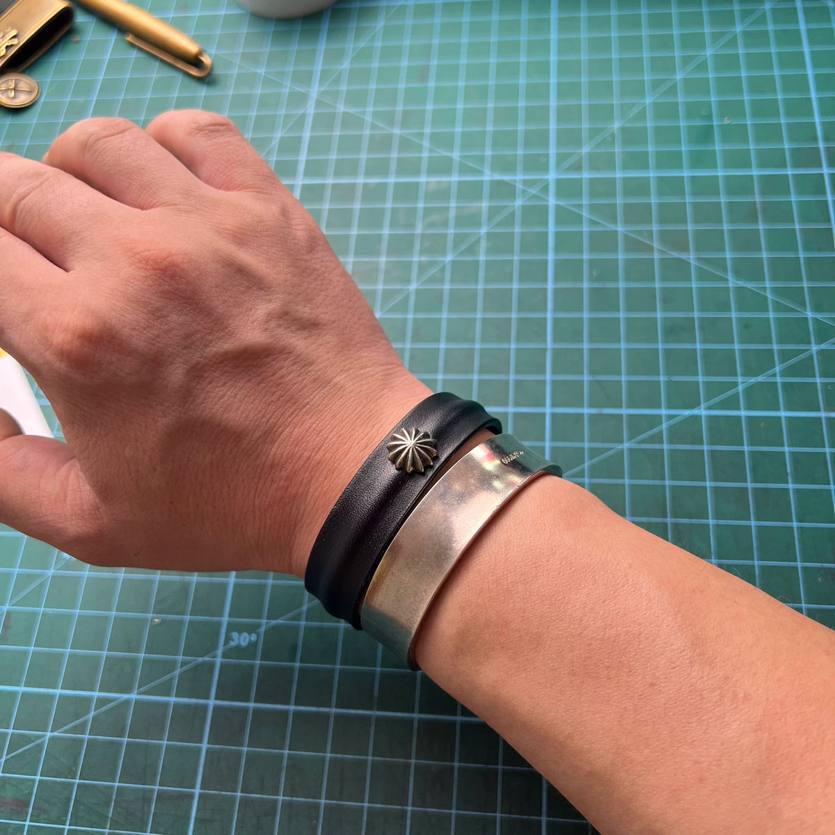 Braccialetto a bracciale in pelle a fiore pieno marrone scuro