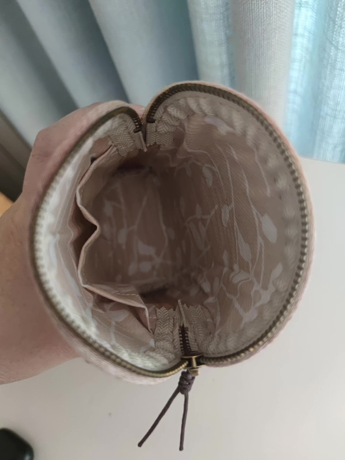 Bolsa de telemóvel em patchwork com aplicação de menina, feita à mão