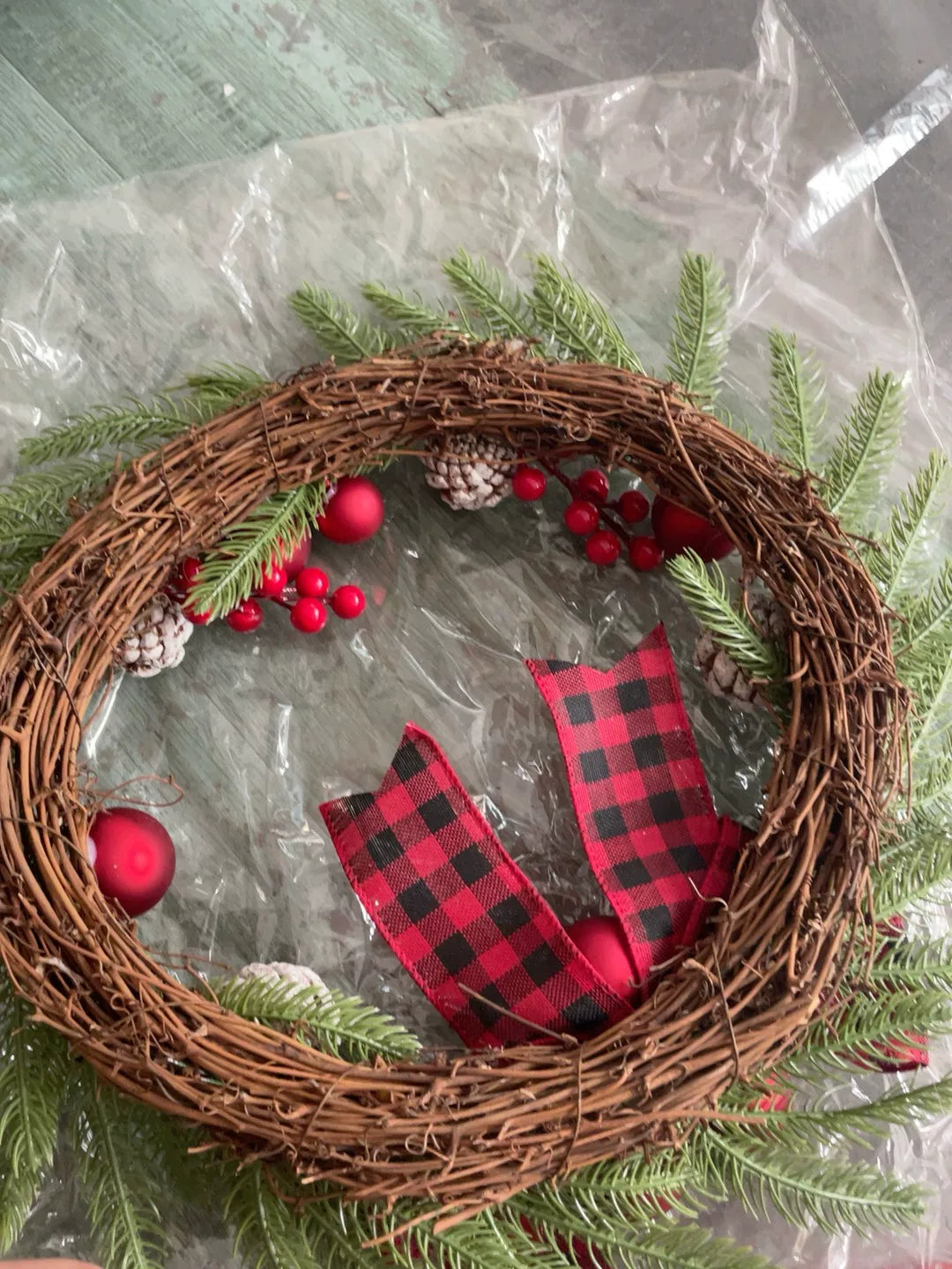 Weihnachtskranz mit rotem Buffalo-Check-Muster