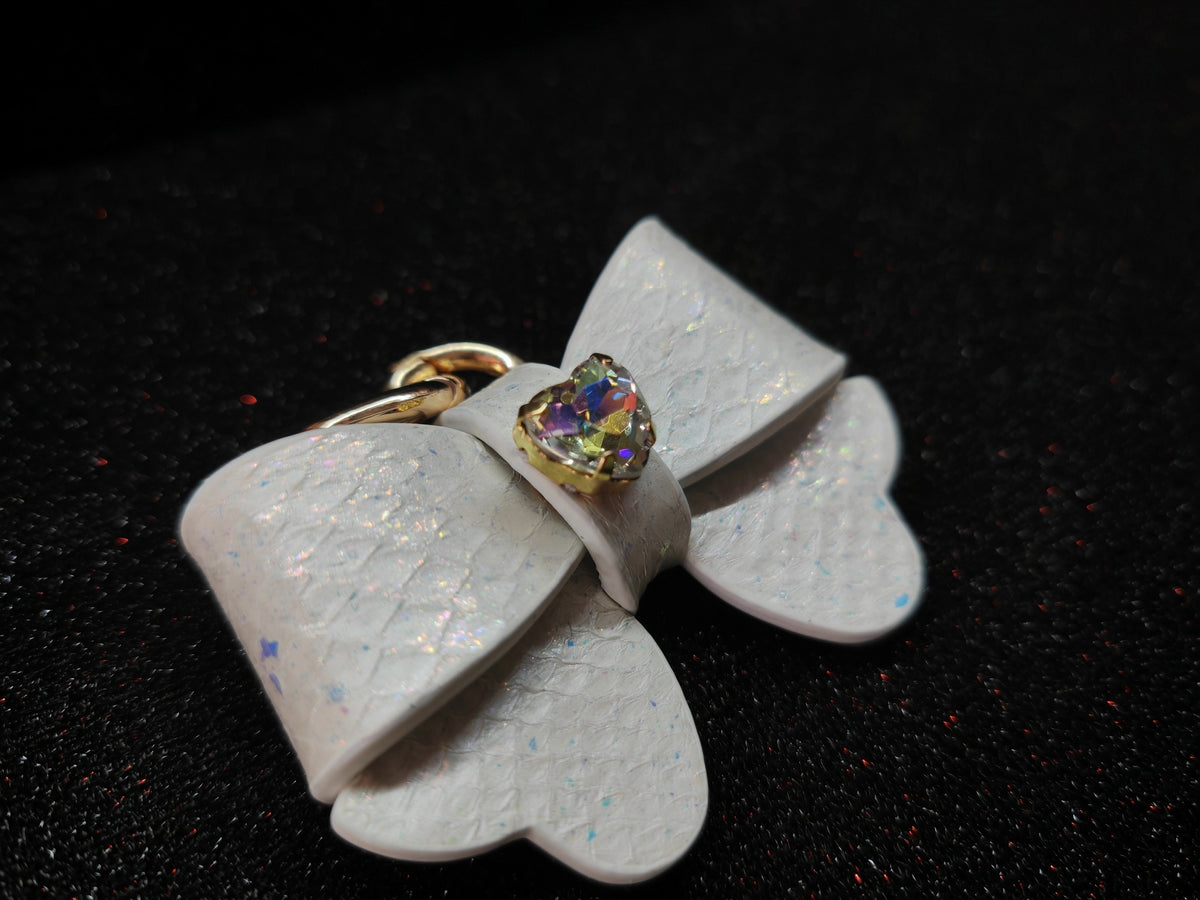 Collare intrecciato bianco iridescente con pelle di serpente