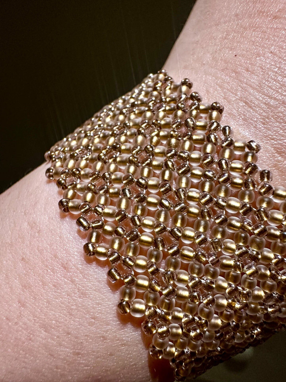 Bracelet manchette en maille dorée et perles tissées main